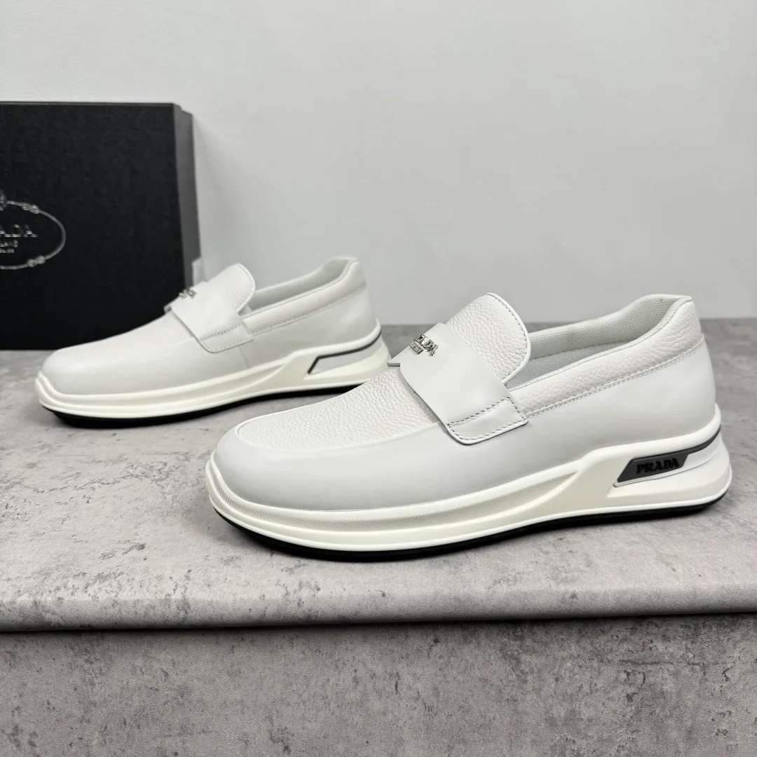 Batch 700 Prada/Prada men's matte leather thick-soled lightweight loafers! Casual fit, lightweight rubber sole slip-on driving shoes, matte calfskin wrapped around the entire upper, front body in pebbled calfskin/soft cloth, two styles available! Decorated with genuine leather buckle, front decorative details of PRADA silver letters, genuine leather feet, classic silver letter logo badge details, technical mesh lining, push-on opening and closing method, convenient and comfortable, cool and breathable! Paired with a lightweight, sporty functional thick sole, it is extremely comfortable on the feet and will not be tiring after long-term wear. It is available in multiple colors to meet different matching needs and comes with a complete package! Size: 39-40-41-42-43-44 Leather shoe size Item number: 2EE915 full leather